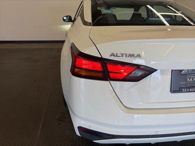 Photo of 2025 White Nissan Altima