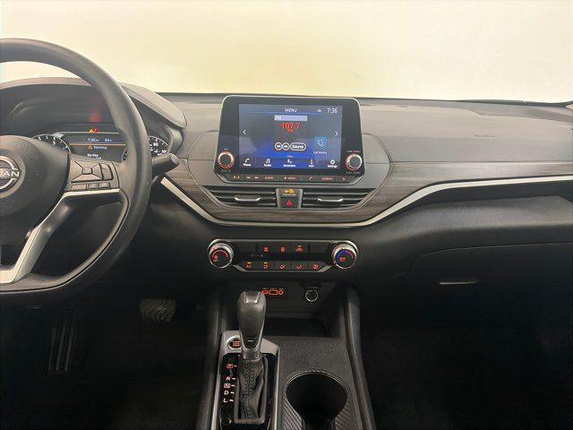 Photo of 2025 White Nissan Altima