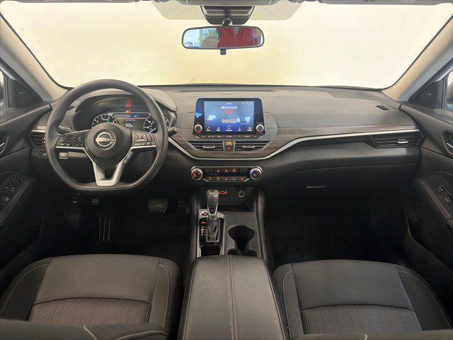 Photo of 2025 White Nissan Altima