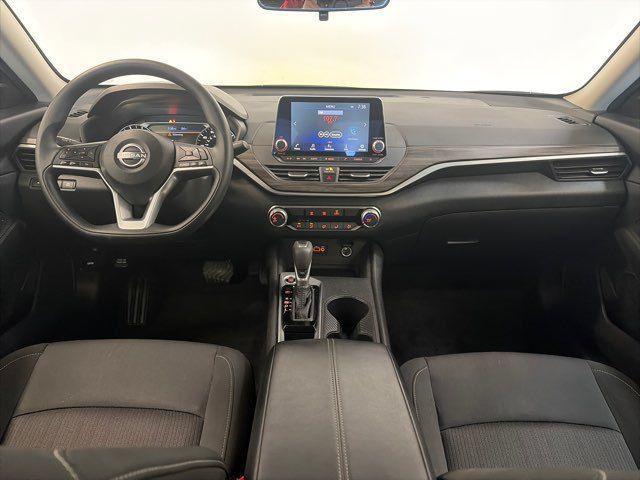 Photo of 2025 White Nissan Altima
