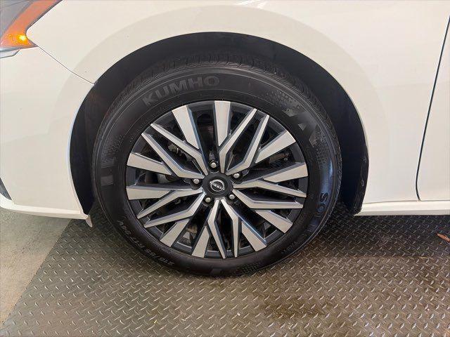 Photo of 2025 White Nissan Altima