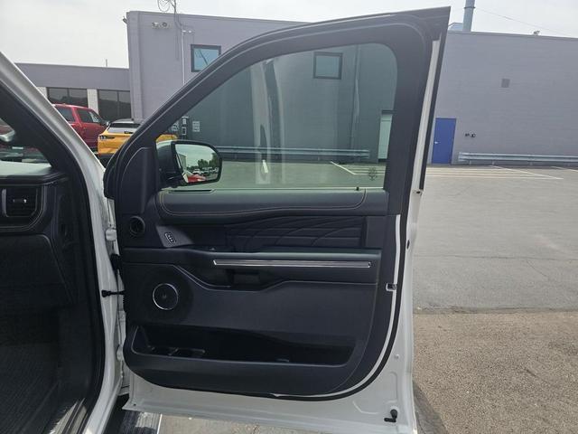 Photo of 2022 Star White Metallic Tri-Coat Ford Expedition