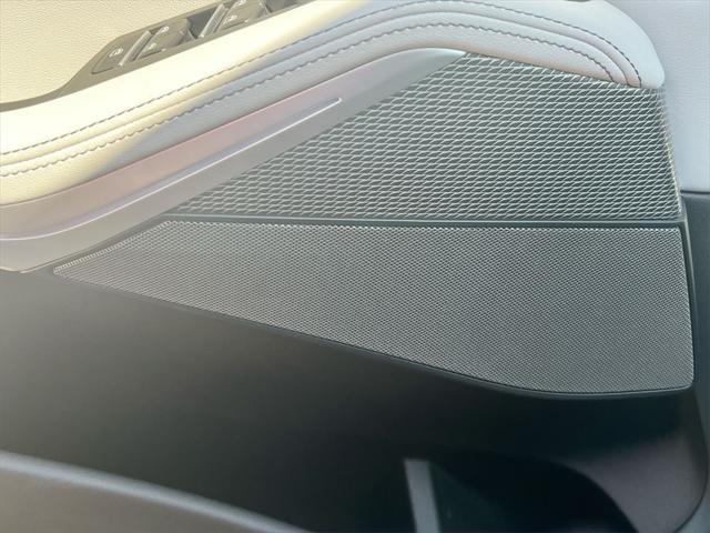 Photo of 2023 Mineral White Metallic BMW X5