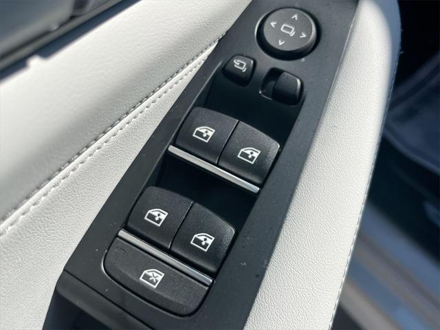 Photo of 2023 Mineral White Metallic BMW X5