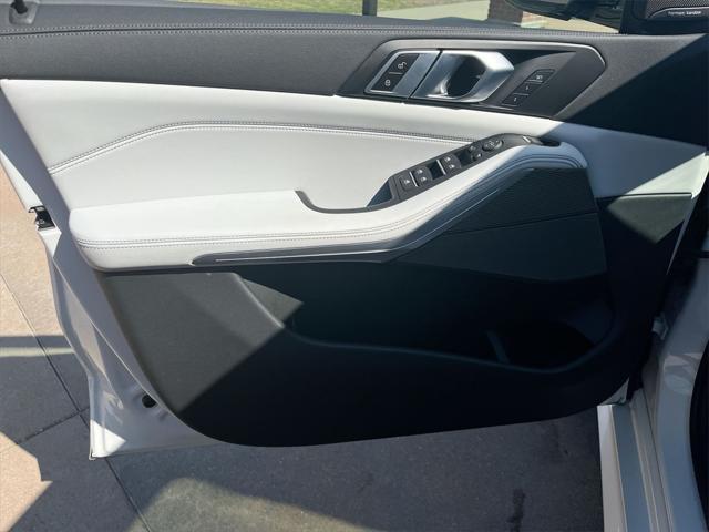 Photo of 2023 Mineral White Metallic BMW X5