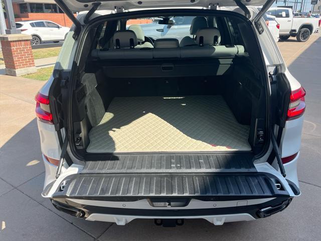 Photo of 2023 Mineral White Metallic BMW X5