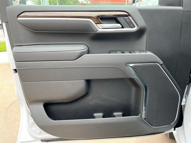 Photo of 2025 Summit White GMC Sierra 1500