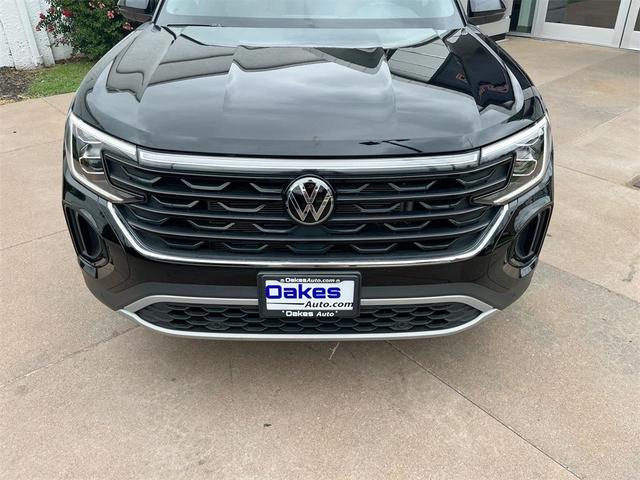 Photo of 2024 Deep Black Pearl Volkswagen Atlas Cross Sport