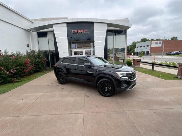 Photo of 2024 Deep Black Pearl Volkswagen Atlas Cross Sport
