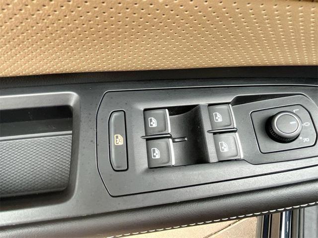Photo of 2024 Deep Black Pearl Volkswagen Atlas Cross Sport