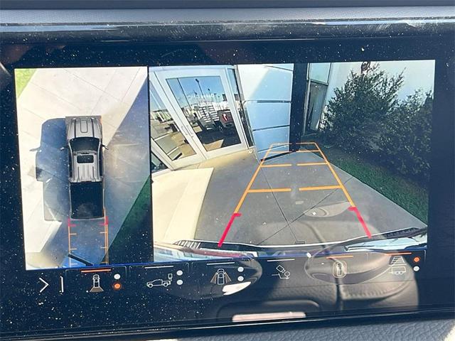 Photo of 2025 Summit White GMC Sierra 2500