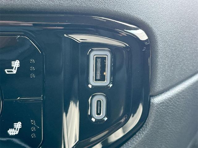 Photo of 2025 Summit White GMC Sierra 2500