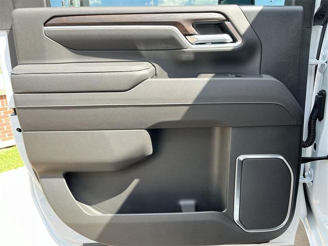 Photo of 2025 Summit White GMC Sierra 2500