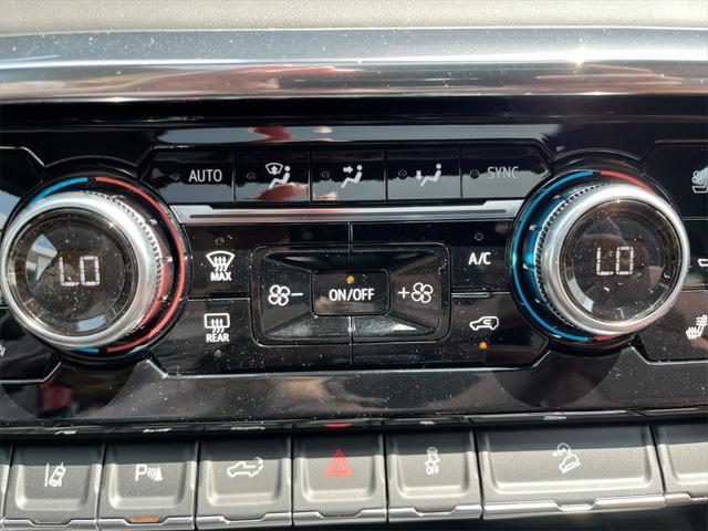 Photo of 2025 Summit White GMC Sierra 2500
