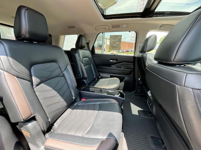 Photo of 2025 Super Black Nissan Pathfinder