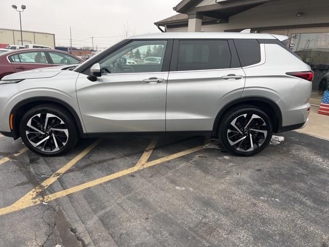Photo of 2023 Alloy Silver Metallic Mitsubishi Outlander
