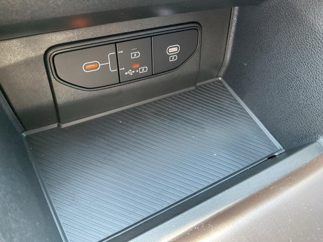 Photo of 2026 Glacial White Pearl Kia Sportage