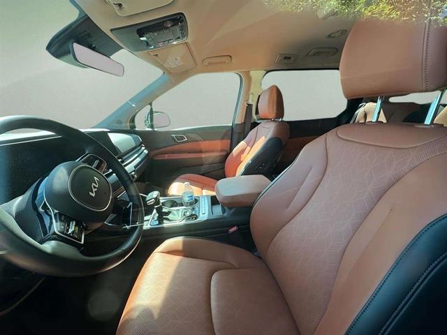 Photo of 2025 Aurora Black Pearl Kia Carnival