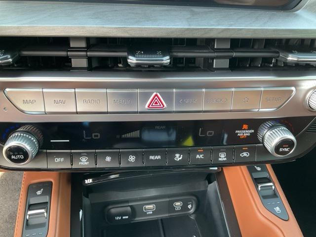 Photo of 2025 Glacial White Pearl Kia Telluride