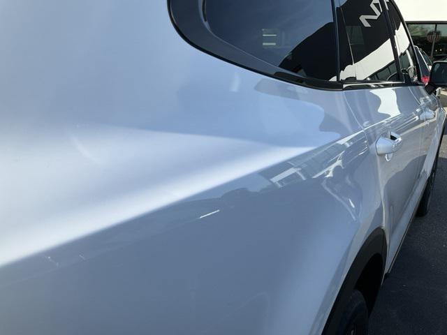 Photo of 2025 Glacial White Pearl Kia Telluride