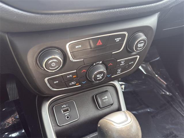 Photo of 2020 Diamond Black Crystal Pearlcoat Jeep Compass