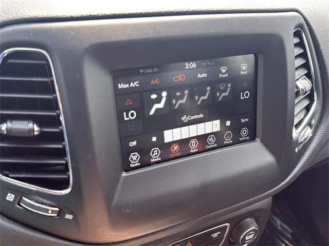 Photo of 2020 Diamond Black Crystal Pearlcoat Jeep Compass