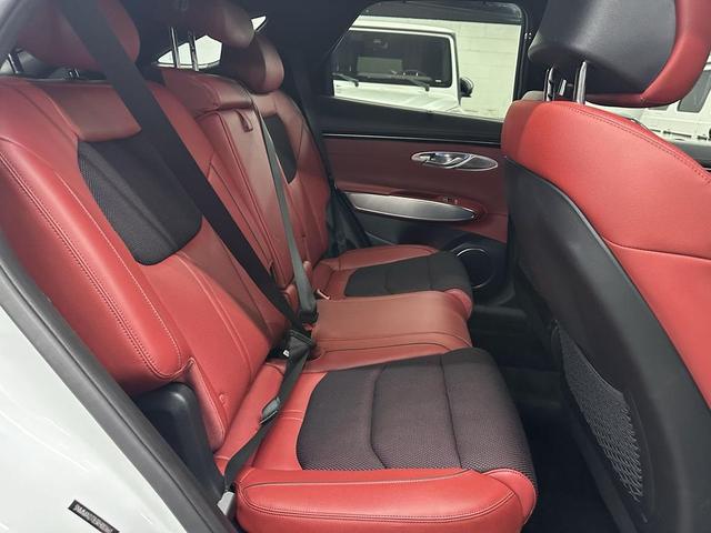 Photo of 2024 Alta White Genesis GV70
