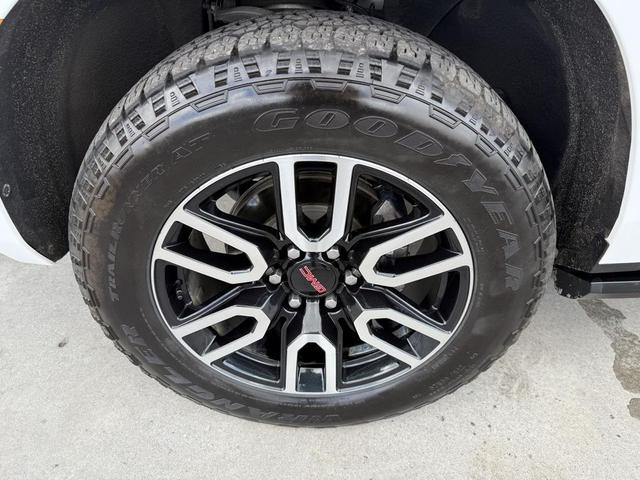 Photo of 2021 White GMC Yukon XL