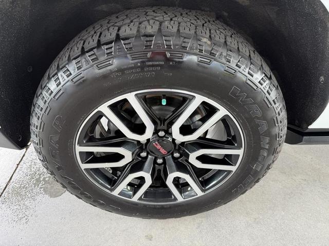 Photo of 2021 White GMC Yukon XL