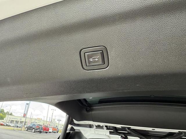 Photo of 2021 White GMC Yukon XL
