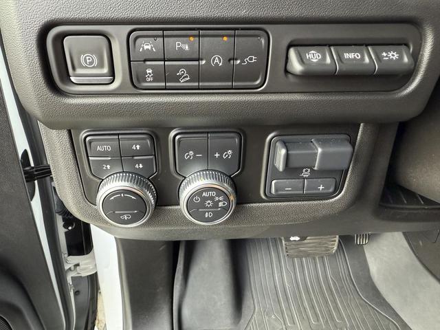 Photo of 2021 White GMC Yukon XL