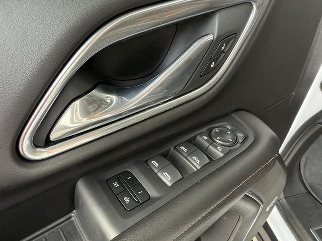 Photo of 2021 White GMC Yukon XL