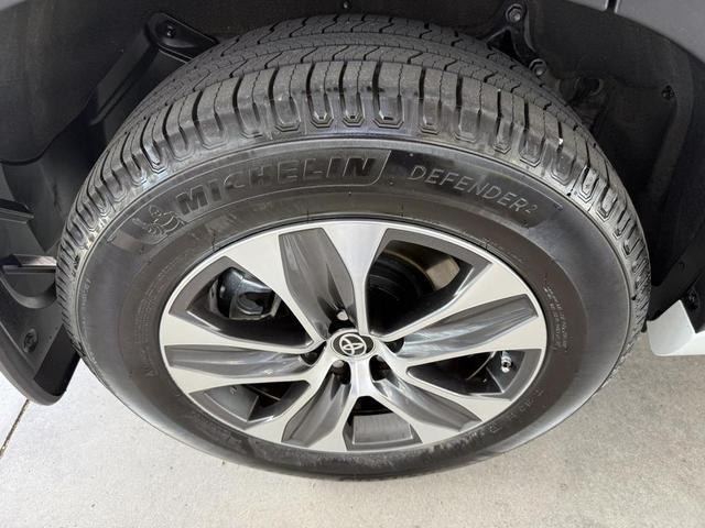 Photo of 2022 White Toyota Highlander