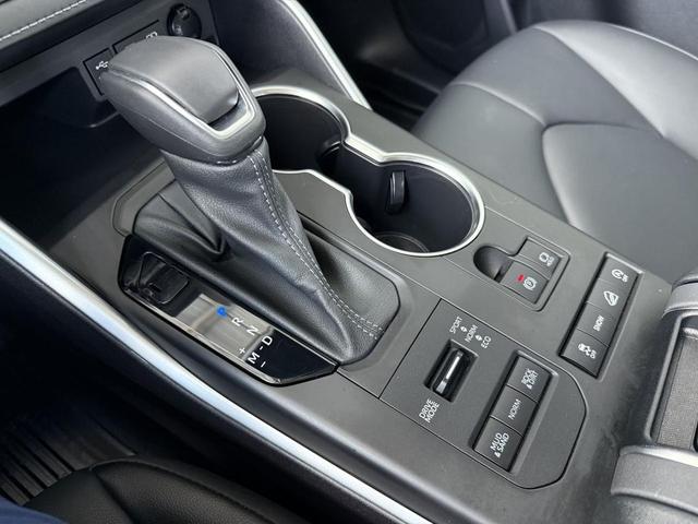 Photo of 2022 White Toyota Highlander