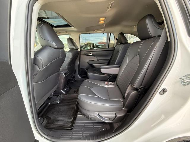 Photo of 2022 White Toyota Highlander