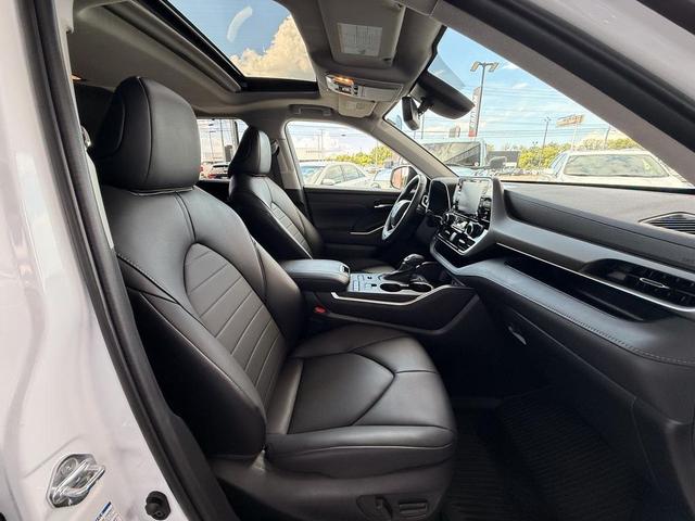 Photo of 2022 White Toyota Highlander