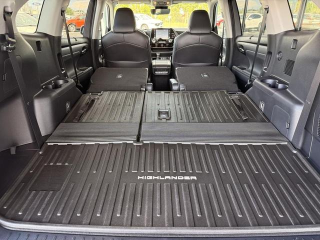 Photo of 2022 White Toyota Highlander