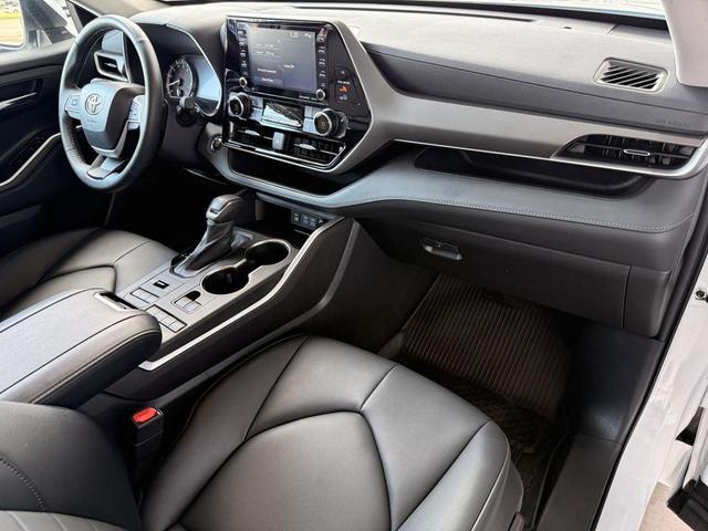 Photo of 2022 White Toyota Highlander