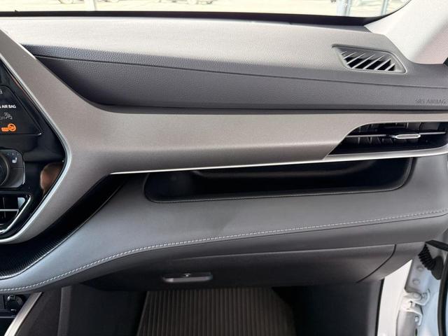Photo of 2022 White Toyota Highlander