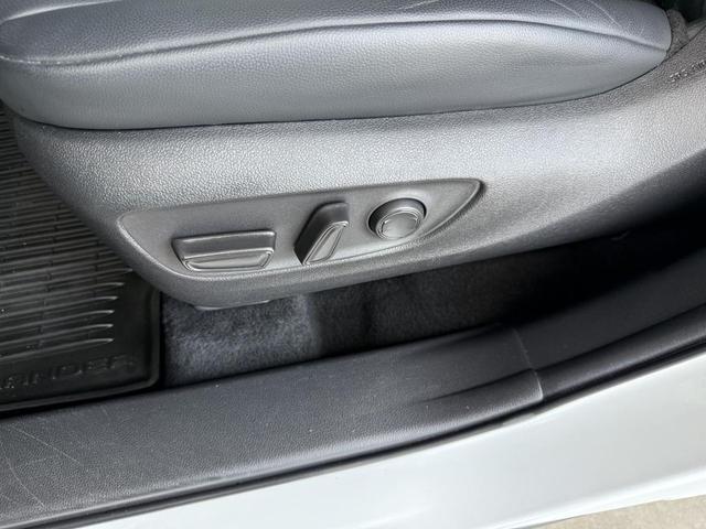 Photo of 2022 White Toyota Highlander
