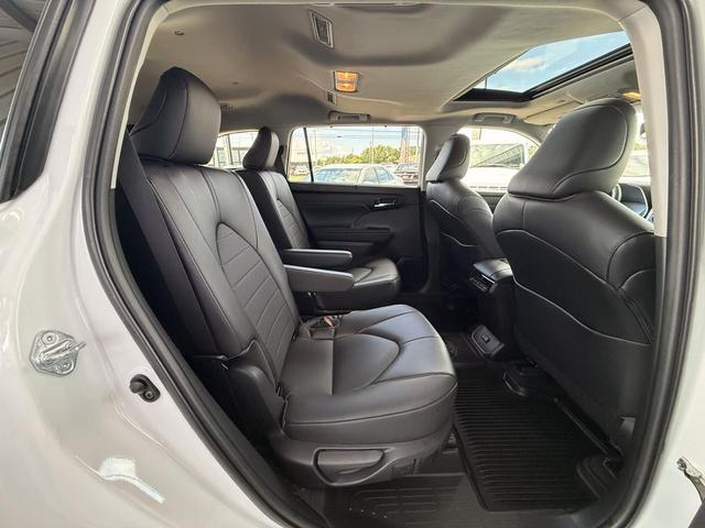 Photo of 2022 White Toyota Highlander