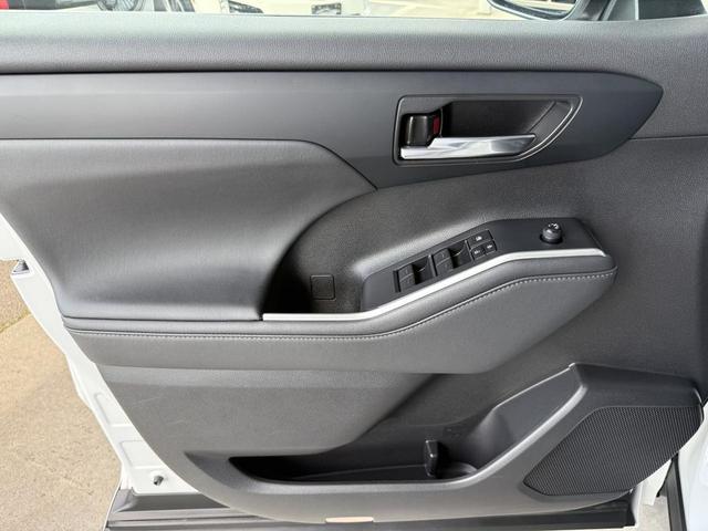 Photo of 2022 White Toyota Highlander