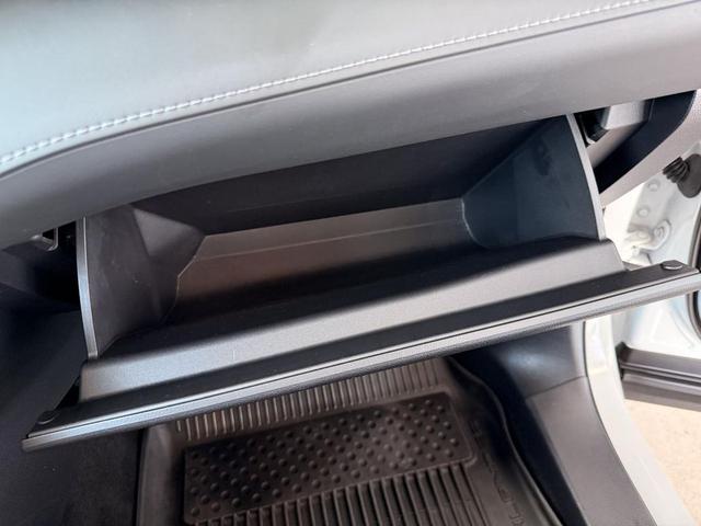 Photo of 2022 White Toyota Highlander