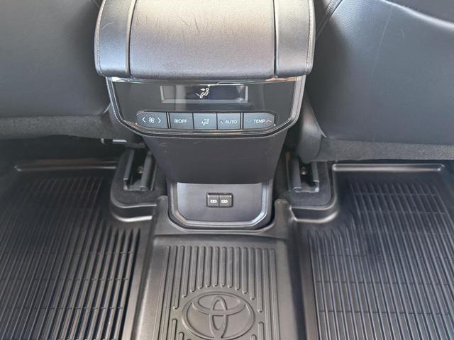 Photo of 2022 White Toyota Highlander