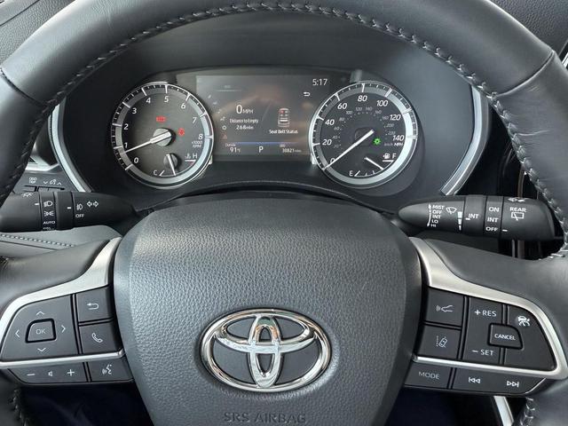 Photo of 2022 White Toyota Highlander