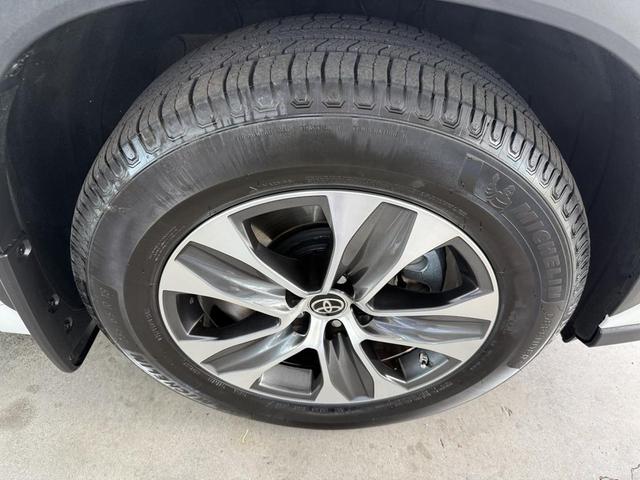 Photo of 2022 White Toyota Highlander