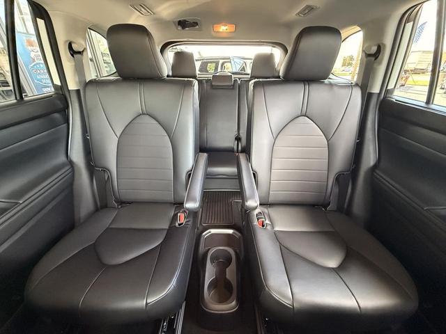 Photo of 2022 White Toyota Highlander
