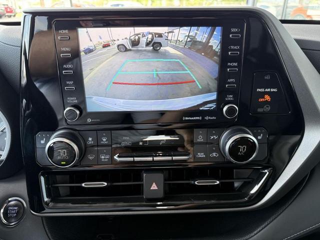Photo of 2022 White Toyota Highlander