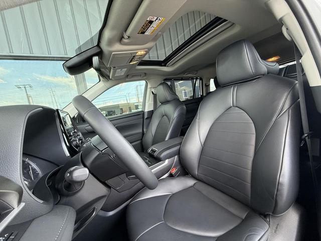 Photo of 2022 White Toyota Highlander