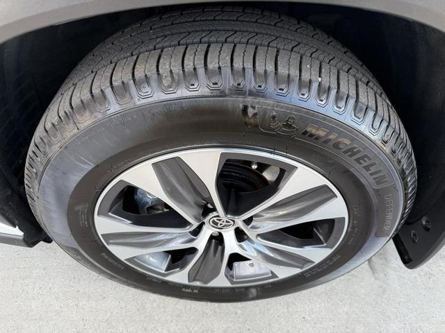 Photo of 2022 White Toyota Highlander